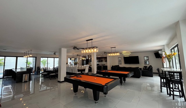 9 ROOM "PRIVATE" ALL-INCLUSIVE/LUXURY/ELEGANT/GYM/BEST DEAL IN ALL N ALL JACO