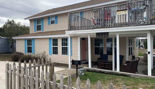 A Beach Retreat Down-Hot tub, pet-friendly, 2 blocks to beach