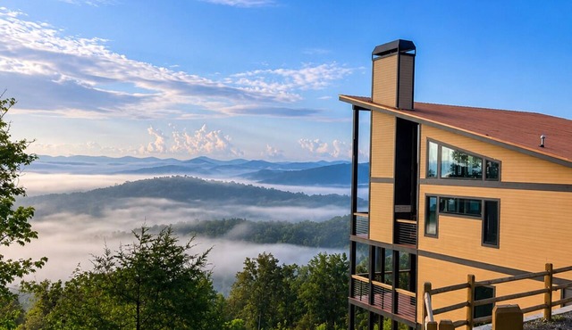 Above the Clouds Luxury Retreat with Hot Tub and Epic Views