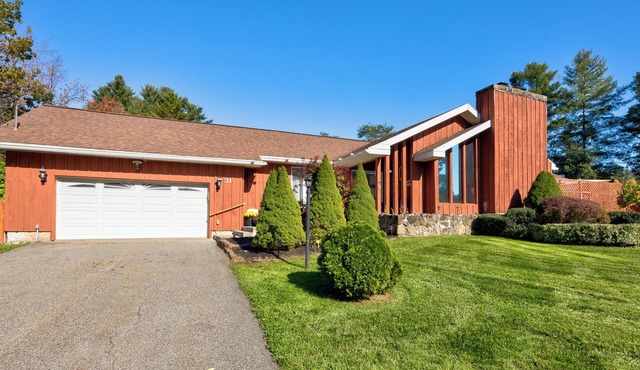 ADK Riverside Retreat-Heated Pool-Hot Tub- close to Lake George and Gore