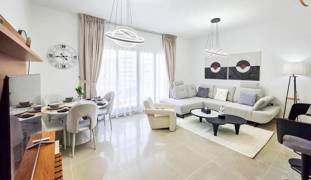 Al Reef 1BR - Stylish Urban Chic Escape