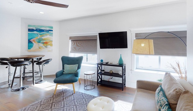 Amazing luxury suites on King Street w/ washer/dryer, central ac, free WiFi