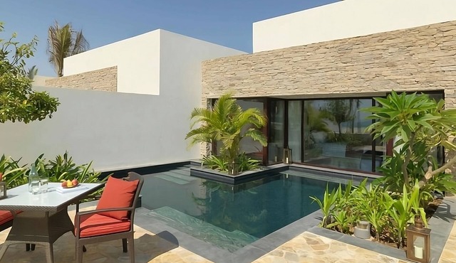 Beach Retreat! Spa Facilities, Onsite Pool, Beach Access! Near Al Hisn Beach!