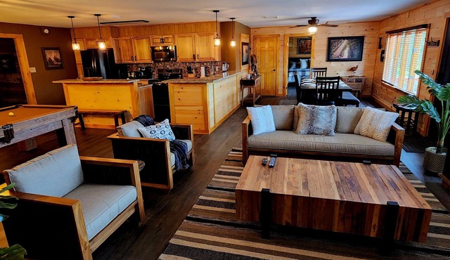 Beautiful Home with Lake Views 4/2, Beautiful Home with Lake Views 4/2 - Resort Access for Fee