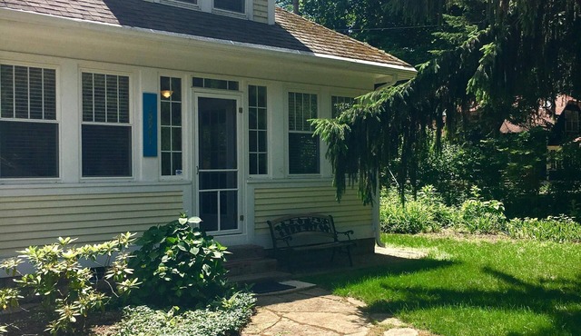 Best location-Room for all. Steps to the beach easy stroll to town. Private yard