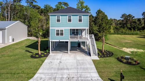 Breathtaking Cottage with Fire Pit in Pawleys Island, South Carolina
