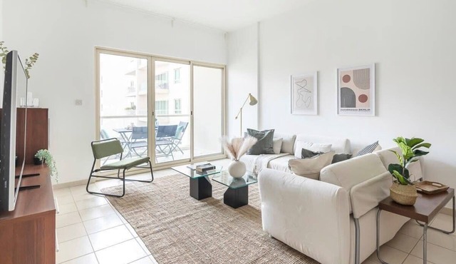 Bright 1BR Apartment w/Pool Views in The Greens!