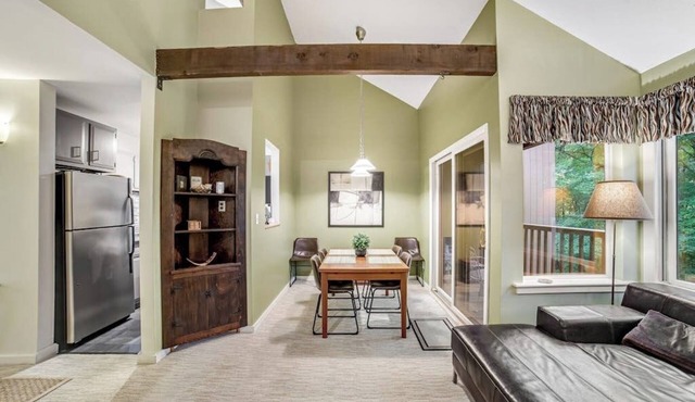 Bright condo with pool, sauna, tennis - 2 miles from Sugarbush Resort