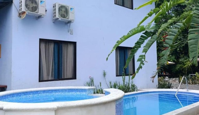 Cabina familiar con piscina y cocina equipada, cerca de Jaco