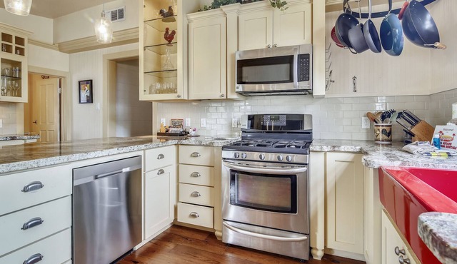 Calico Cottage | In Town in Galveston