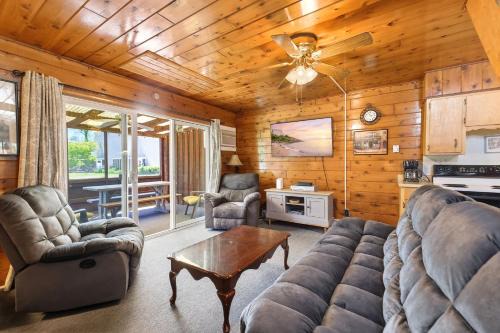 Chalet #56 Screened Porch Pool & Resort Amenities