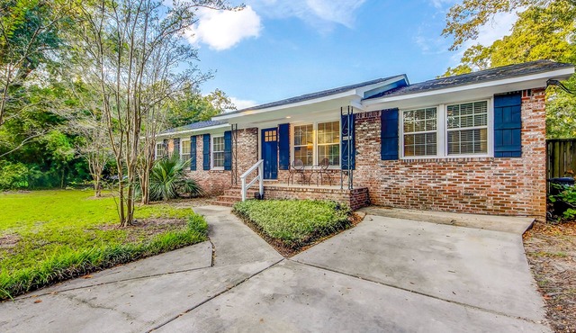 Charming dog-friendly home with enclosed yard, fast WiFi, & washer/dryer