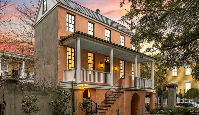 Charming Historic 1BR w/Private Porch + Free Parking