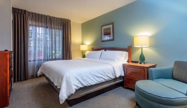 Comfort & Convenience: Budget Friendly Suite w/1BR & Kitchen - Free Breakfast