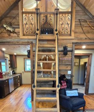 Couples Getaway Cabin with a Loft Bed - Firepit - Creek Access