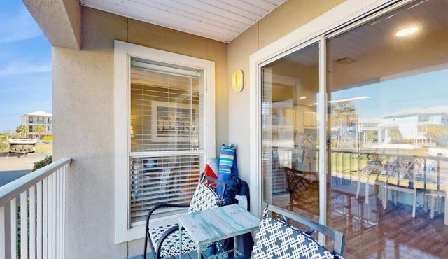 Cozy coastal condo with a shared pool and close to the beach