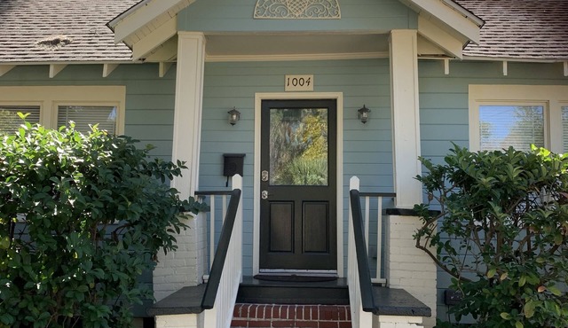 Cozy Cottage in the Heart of Historic District!