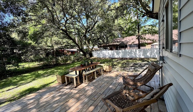 Cozy cottage under seven live oaks with fenced backyard - Pet Friendly