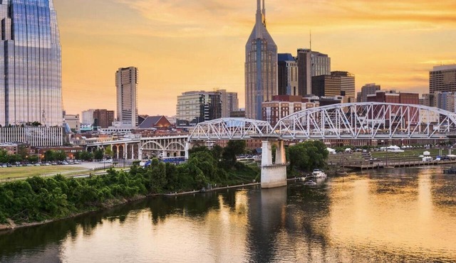 Cozy Riverfront Condo w/Pool & Free Parking . 7 Miles to Broadway 🎶🎸👢🎻🍷