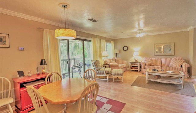 Cozy upgraded condo 10 minutes from the Beach !