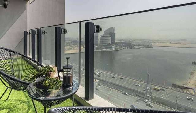Cozy Waterfront 1BR w/Big Balcony in Dubai Creek