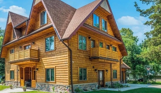 European House.Hot Tub.Walk to Beach. Private Pool Next Summer 2027.
