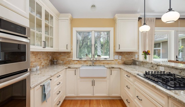 Extended Stays Available! Pet friendly! Great family layout! Quiet street!