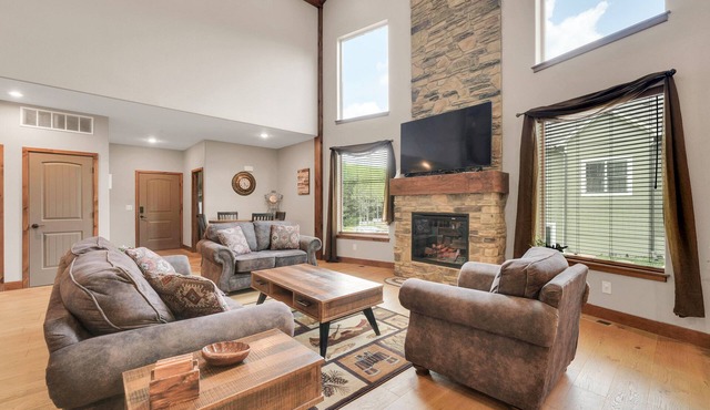 Family Style 6 Bedroom Home, 2 Pools, New Patio Furniture! Clean & Relaxing!