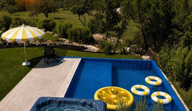 Farmhouse- Pool, Hot tub, Putting green, Swimming hole