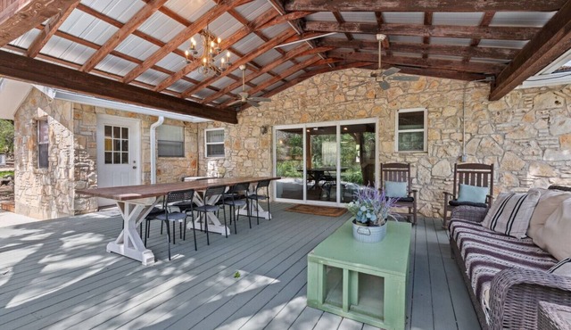 Farmhouse: Sleeps 6 | Soaking Tub | Fire Pit | Wimberley TX