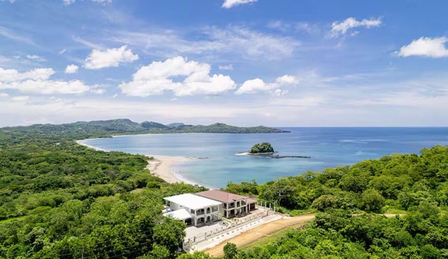 Flamingo Luxury Makai Villa Next to the Beach
