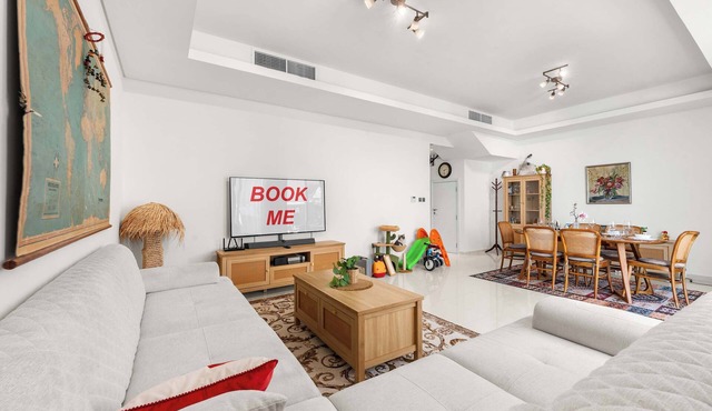 Free housekeeping visits during your stay - StayShort - Modern 4 BR villa in Damac Hills 2 with Garden that sleeps 8