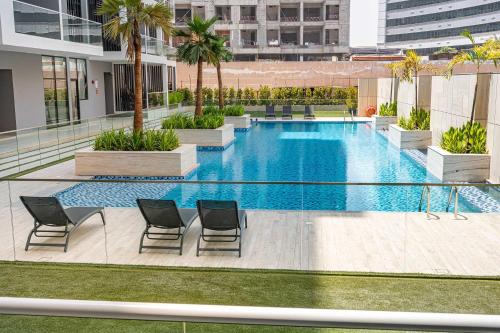 Free housekeeping visits during your stay - StayShort - Stylish 2 Bed Apartment in Silicon Oasis for 6 with Balcony