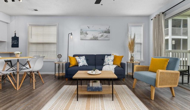 Fully equipped 2BR 2BA with King Bed in heart of MB