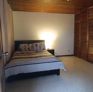 Habitación con baño, parqueo y seguridad