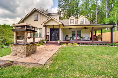 Historic Dahlonega Home w/Hot Tub & Porch!