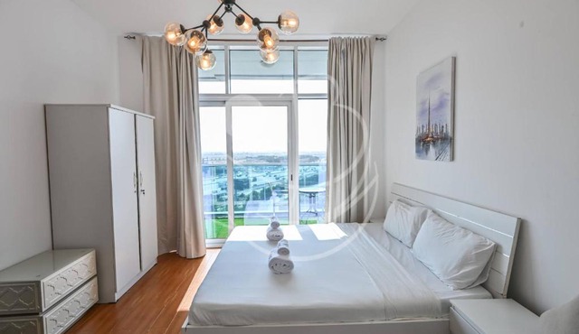 Holiday Boulevard - Modern Studio in JVT w High-End Gym & Pool
