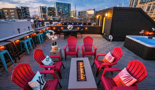 HOT TUB HEAVEN- GULCH WALKABLE- BEST LOCATION