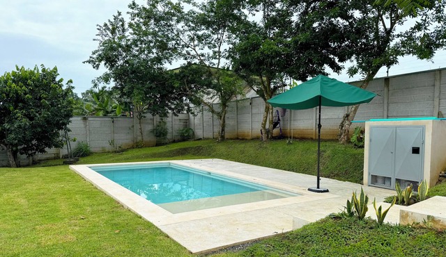 House surrounded by nature with pool - 10 min from downtown La Fortuna