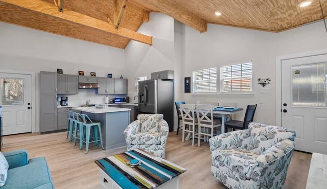 Island Time Getaway 3 bed 2 bath, couple of blocks from the beach, dog friendly