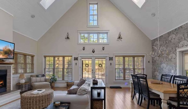 Juniper Presents: Deer Haus-Dog-Friendly Cottage with Hot Tub & Firepit