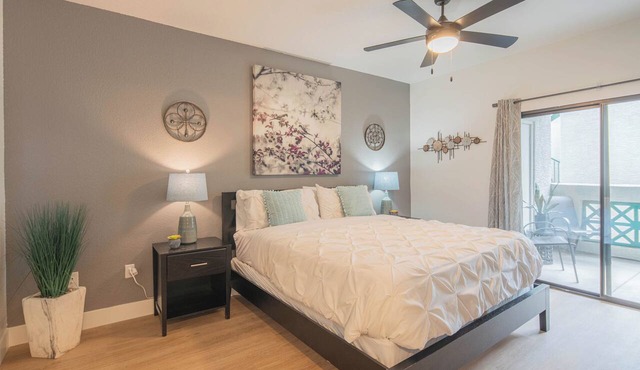 King Bed | Remodeled and Walkable| Adjacent Kierland Golf