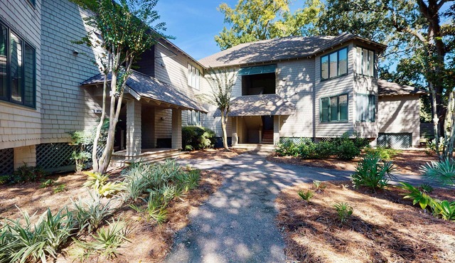 Lagoon-Front Villa w/Screened Porch, WiFi & AC - Steps to Beach, Tennis & Golf