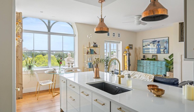 Lakefront balcony, walk to MUSC/food, luxe decor; 1 bedroom historical charmer!