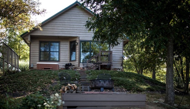 Lakefront Cozy Cabin with Hot-tub in Carbondale, Illinois