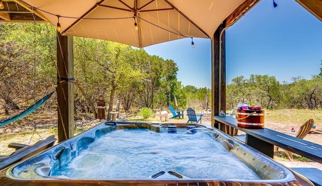 Lakeside Paradise, lake views, hot tub