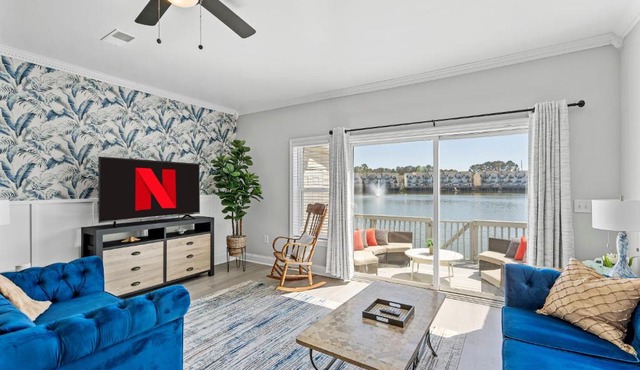 ☆Live on the Water! Lake Palmetto Palm w/Patio - 10Min to Downtown & Beaches☆