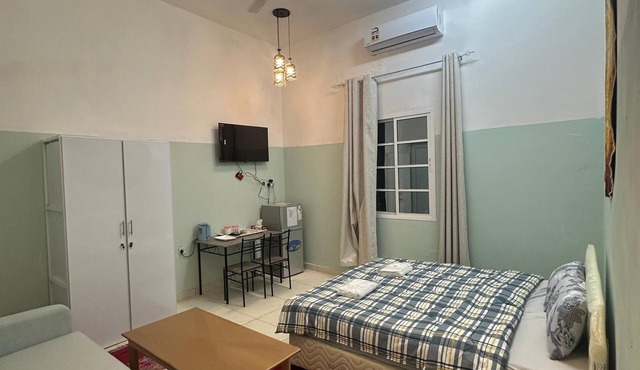 Lovely 1-bedroom bed & breakfast with AC in Wilayat Al Hamra