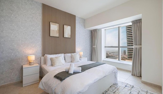 Lux 2BR with Sea Views in Marina