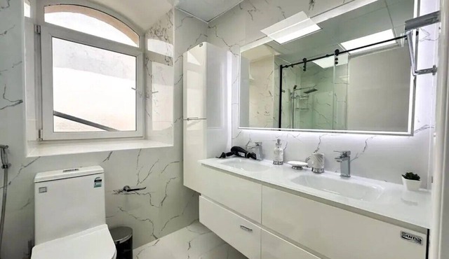 Luxurious Two-Bedroom Apartment Near Airport